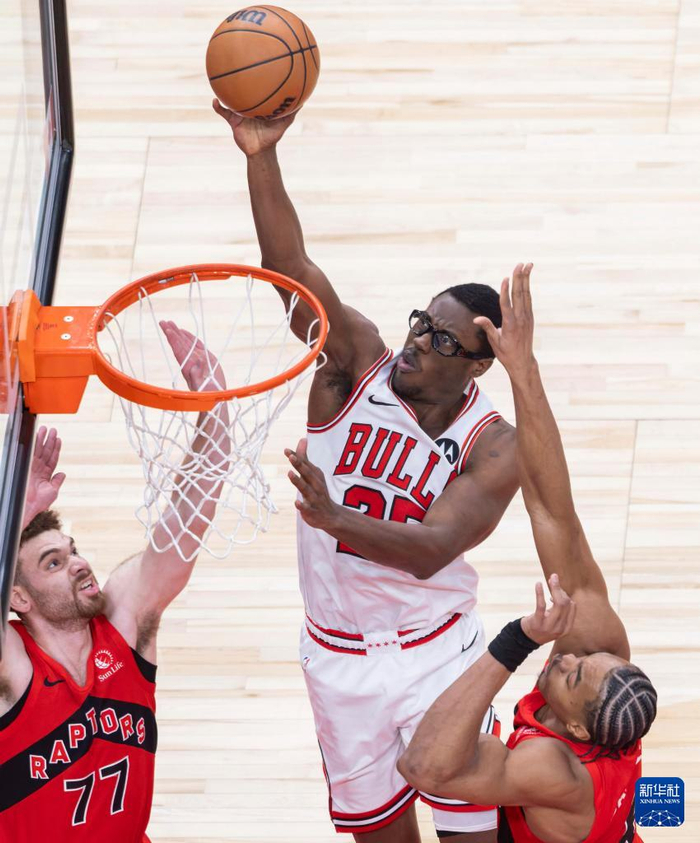 开云下载-篮球——NBA常规赛：猛龙胜公牛|新华社|布泽利斯|多伦多猛龙队|芝加哥公牛队|球员_新浪体育_新浪新闻